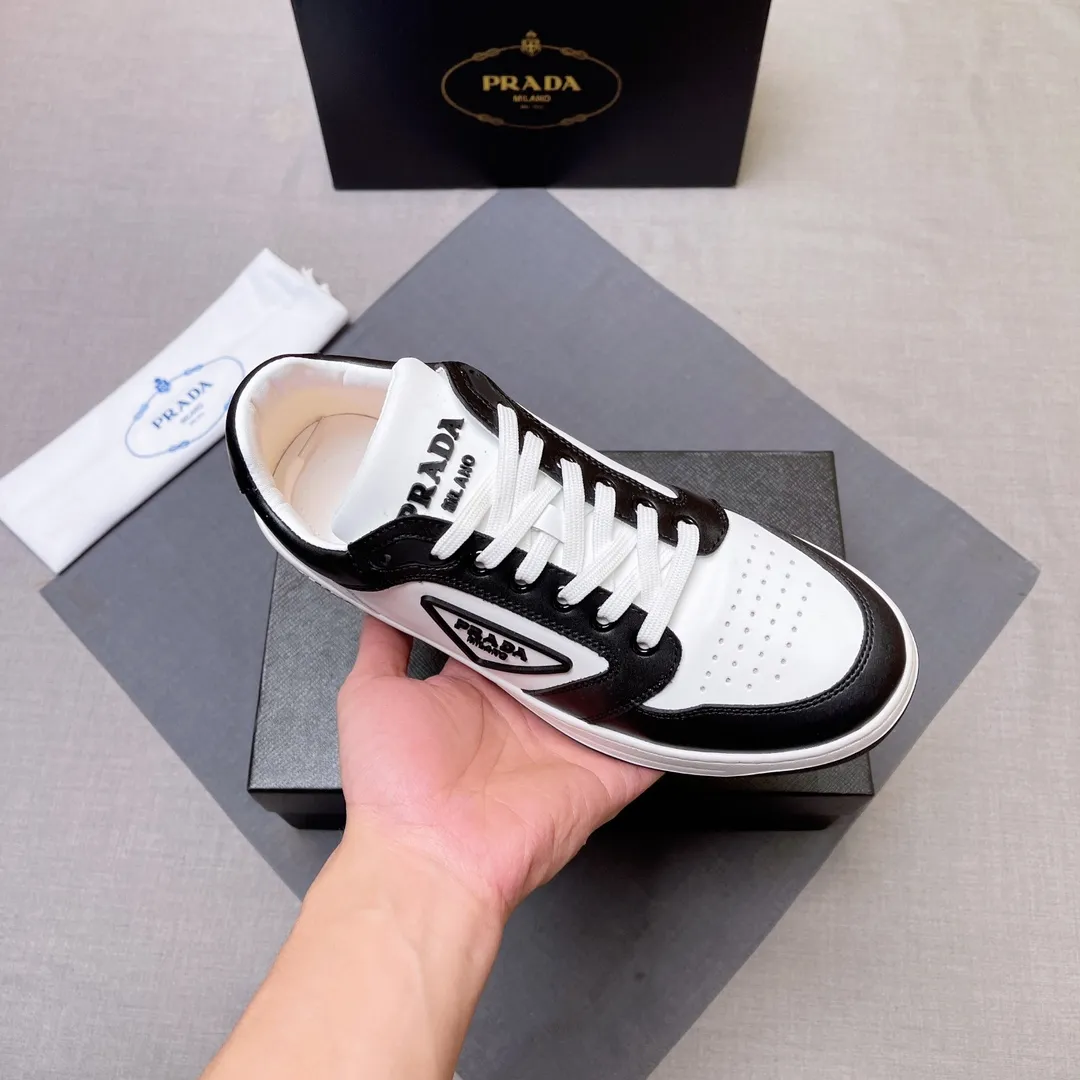P400 Prada Prada's new men's leather sneakers, the highest version on the market, any comparison is welcome🆚! The original leather has excellent texture and is super high-end! Fetal sheep net lining imported from Italy, removable pad! Luxurious materials and fine workmanship, highly recommended! Code number 38-45 No. 058